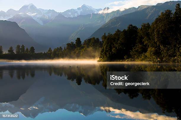 Foto de Lago Matheson Amanhecer e mais fotos de stock de Cena Não-urbana - Cena Não-urbana, Natureza, Lago