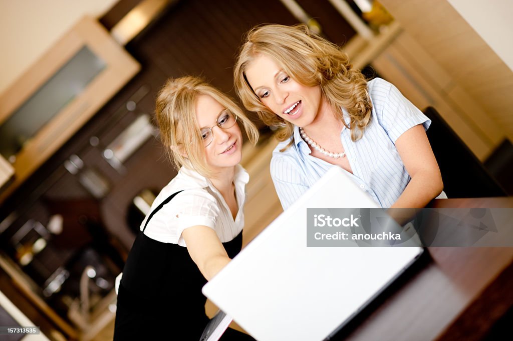 Mulheres Jovens trabalhando usando laptop - Foto de stock de 20 Anos royalty-free