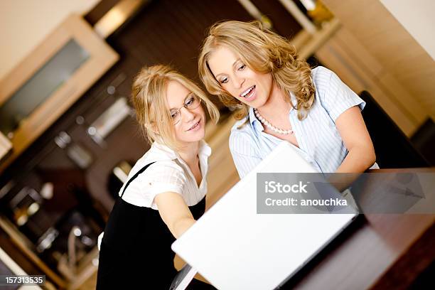 Foto de Mulheres Jovens Trabalhando Usando Laptop e mais fotos de stock de 20 Anos - 20 Anos, 30 Anos, Adulto