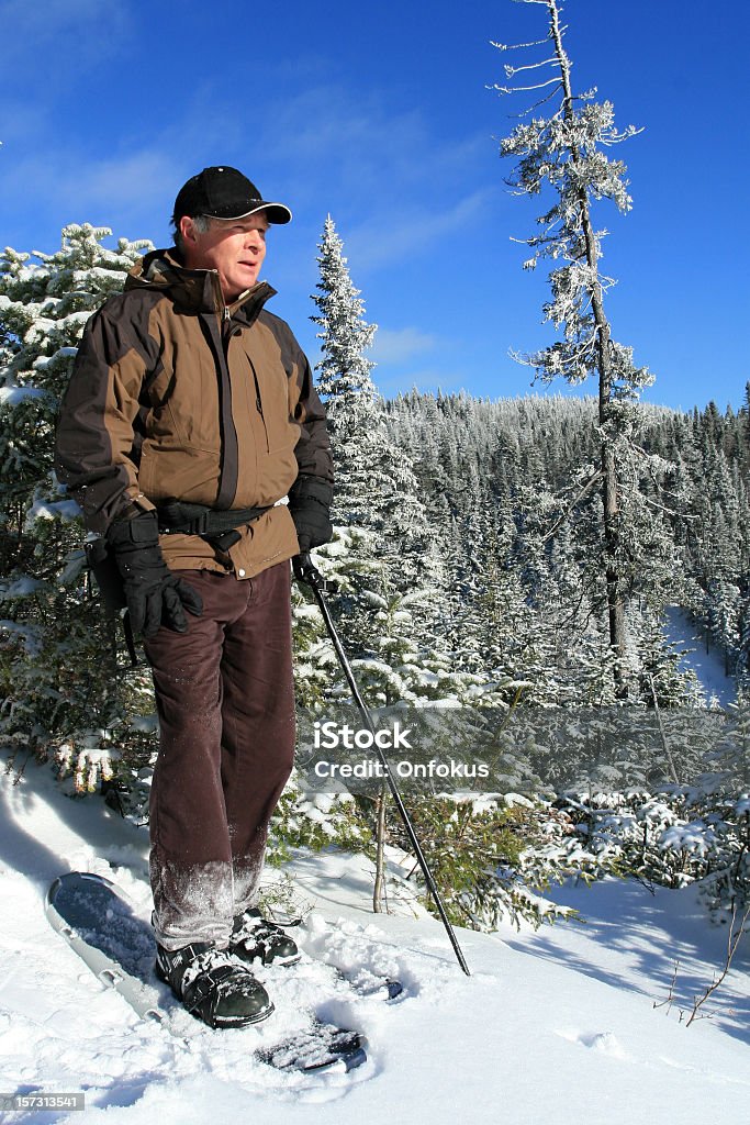 Senior Mann in Schneeschuh-Wandern Loking im Blick - Lizenzfrei 55-59 Jahre Stock-Foto