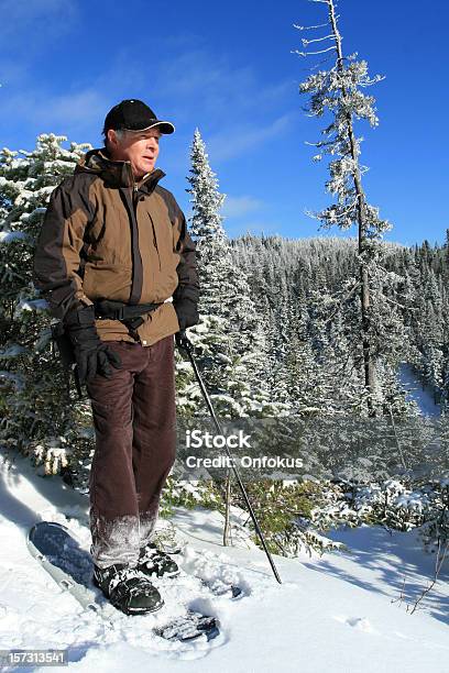 Senior Mann In Schneeschuhwandern Loking Im Blick Stockfoto und mehr Bilder von 55-59 Jahre - 55-59 Jahre, Aktiver Lebensstil, Aktiver Senior