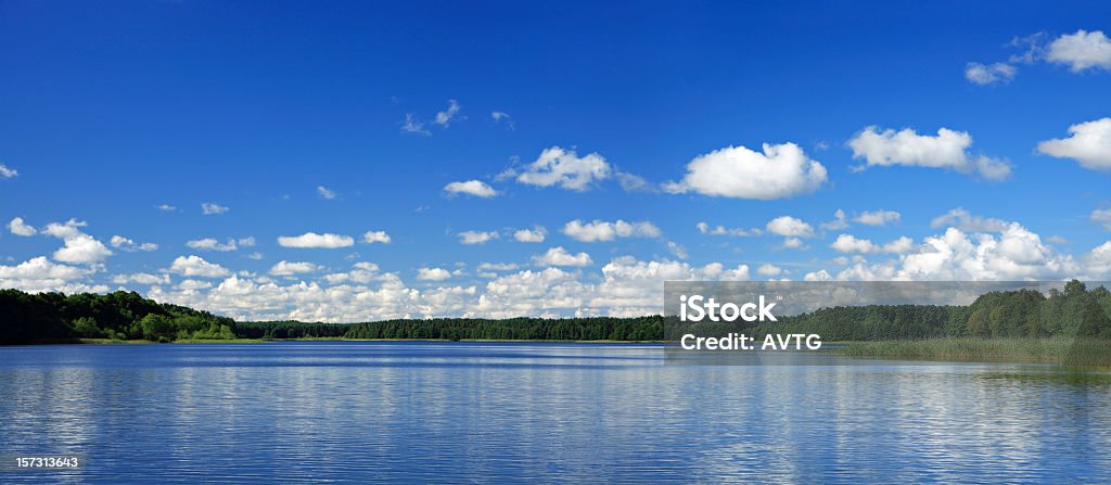 Cumulus chmury nad Jezioro - Zbiór zdjęć royalty-free (Cumulus)