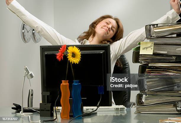 Foto de Mulher De Negócios Cansado De Trabalho Tarde e mais fotos de stock de Torção Repetitiva - Torção Repetitiva, Adulto, Amarelo