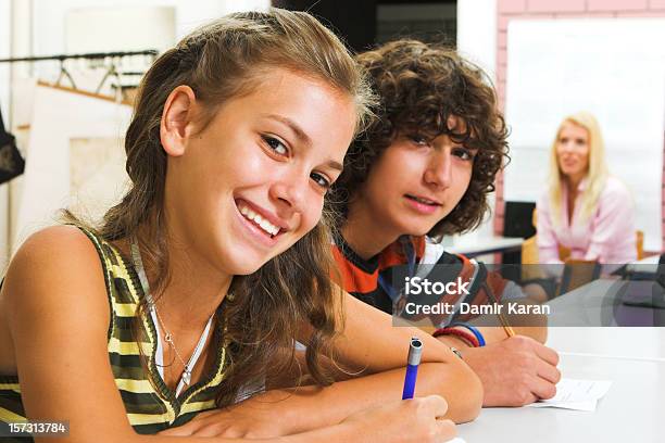 Giovani Studenti In Una Classe - Fotografie stock e altre immagini di Adolescente - Adolescente, Allegro, Allievo