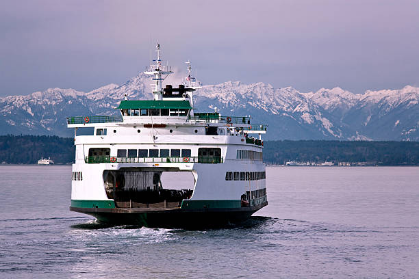 ferry de viajes de seattle - ferry fotografías e imágenes de stock