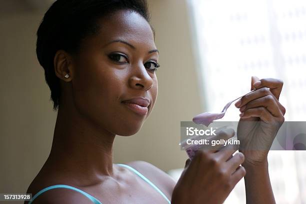 Mulher Comer Iogurte - Fotografias de stock e mais imagens de Iogurte - Iogurte, Comer, Mulheres