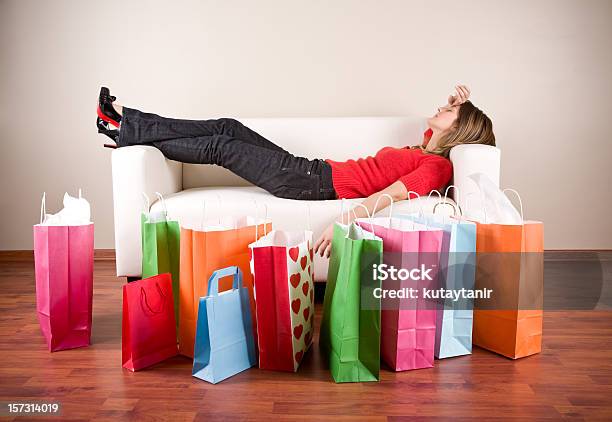 Ragazza Dello Shopping - Fotografie stock e altre immagini di Stanco - Stanco, Abbondanza, Borsa della spesa