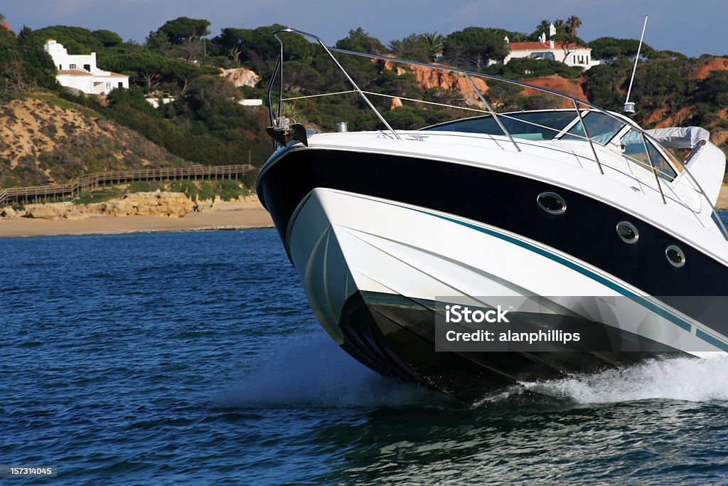 Barca a motore avvicinarsi starboard - Foto stock royalty-free di Acqua
