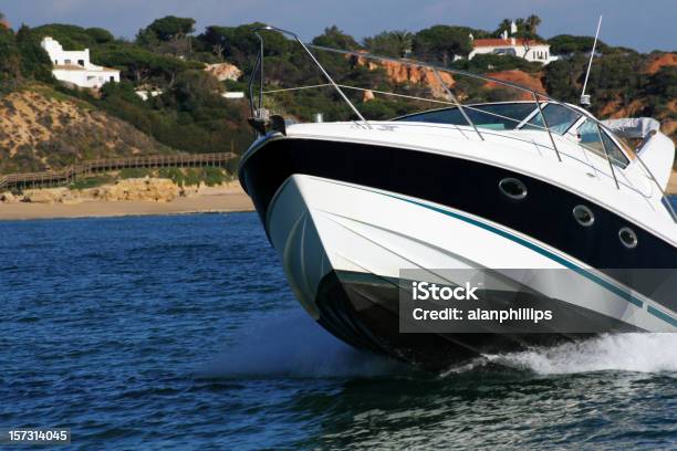 Barca A Motore Avvicinarsi Starboard - Fotografie stock e altre immagini di Acqua - Acqua, Algarve, Ambientazione esterna