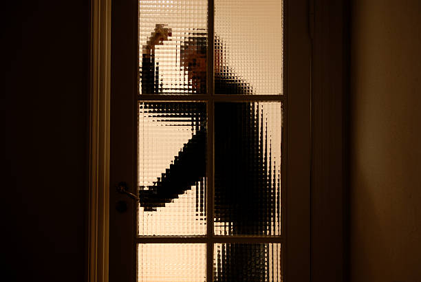 폭력 남자 - sexual violence burglary burglar domestic violence 뉴스 사진 이미지