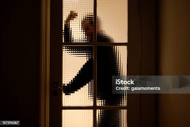 Człowiek Silny - zdjęcia stockowe i więcej obrazów Drzwi - Drzwi, Pięść, Agresja