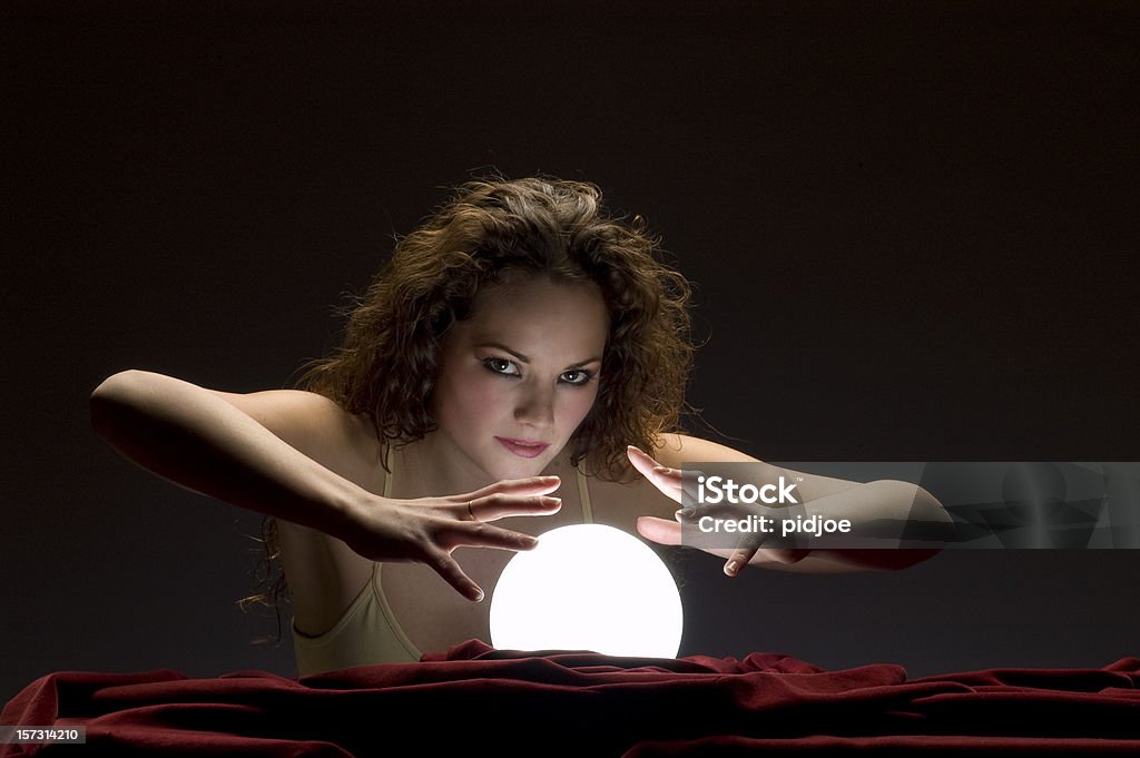 Wahrsagerin mit Glühend crystal ball - Lizenzfrei Wahrsagerin Stock-Foto