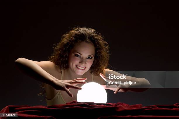 Geheimnisvolle Lächeln Fortune Teller Stockfoto und mehr Bilder von Wahrsagerin - Wahrsagerin, Erwachsene Person, Farbbild