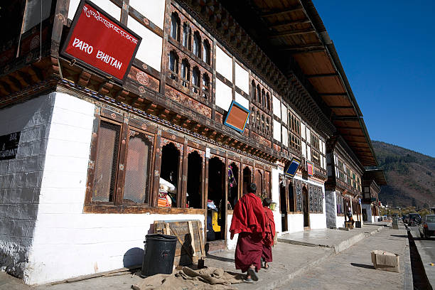 centrum paro w bhutanie - bhutan paro monk town zdjęcia i obrazy z banku zdjęć