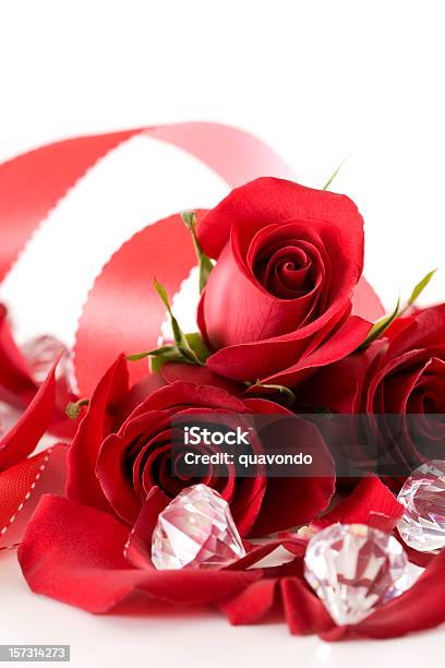 Foto de Belo Dia Dos Namorados Rosas E Diamantes Em Branco Com Espaço Para Texto e mais fotos de stock de Amarrado