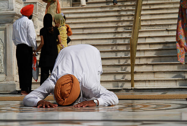 uomo di pregare - sikhism foto e immagini stock