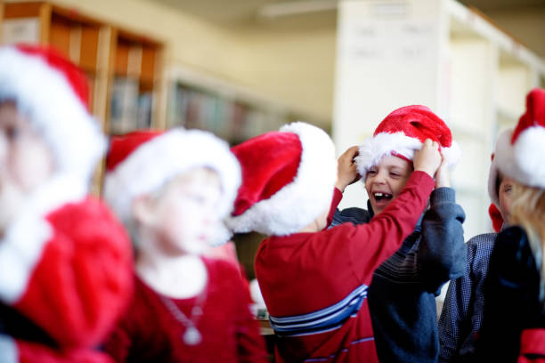 little santas prepara-te para colocar em um show - mm1 imagens e fotografias de stock