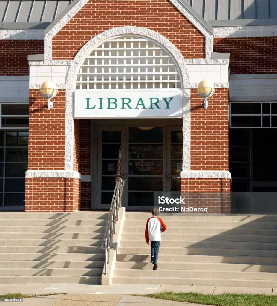 Young boy escalada pasos para una biblioteca de edificio - Foto de stock de Biblioteca libre de derechos