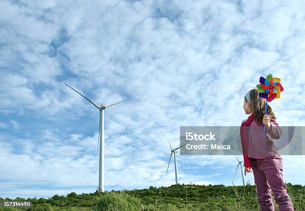 Alternatgive Energia - Fotografie stock e altre immagini di Bambino - Bambino, Turbina a vento, Ambientazione esterna