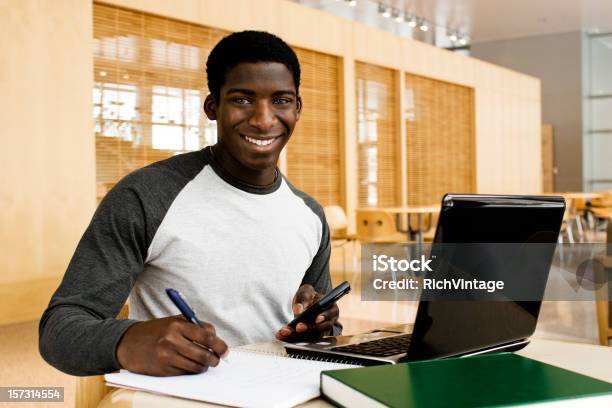 Foto de Um Homem Afroamericano Estudante Com Laptop e mais fotos de stock de Calculadora - Calculadora, Estudante, Laptop