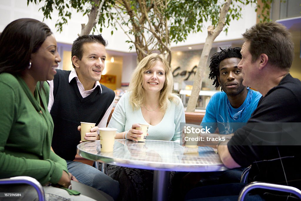 Des groupes d'adultes d'âge mur prenant une pause ensemble - Photo de Adulte libre de droits