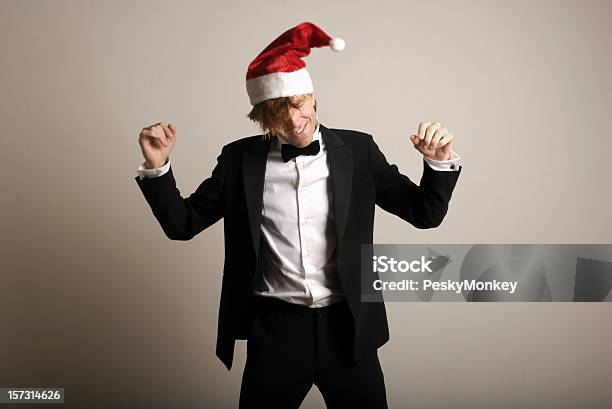 Homem De Smoking Celebrando Feriados Dançar Com Chapéu Do Pai Natal - Fotografias de stock e mais imagens de Natal