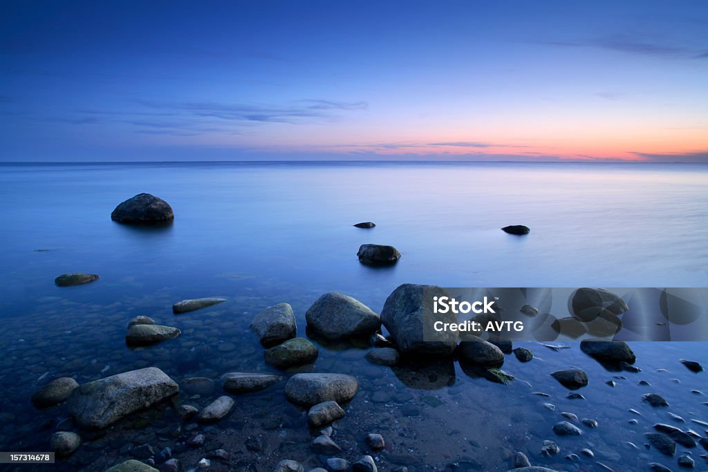Ogromna Otoczak na plaży po spokojnych zachód słońca, Seascape, w stanie Zen - Zbiór zdjęć royalty-free (Morze Bałtyckie)