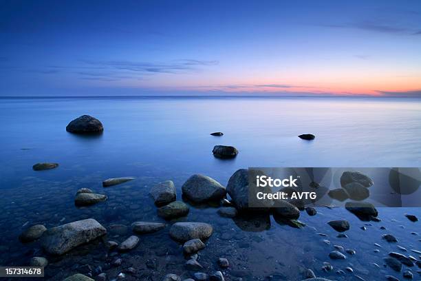 Ogromna Otoczak Na Plaży Po Spokojnych Zachód Słońca Seascape W Stanie Zen - zdjęcia stockowe i więcej obrazów Morze Bałtyckie