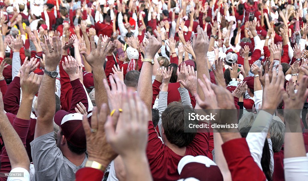 Multidão com as mãos levantadas - Foto de stock de Acenar royalty-free