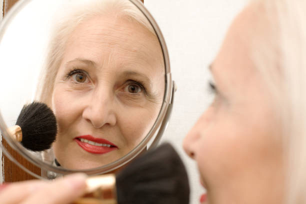 istock Make up action senior woman 157314839