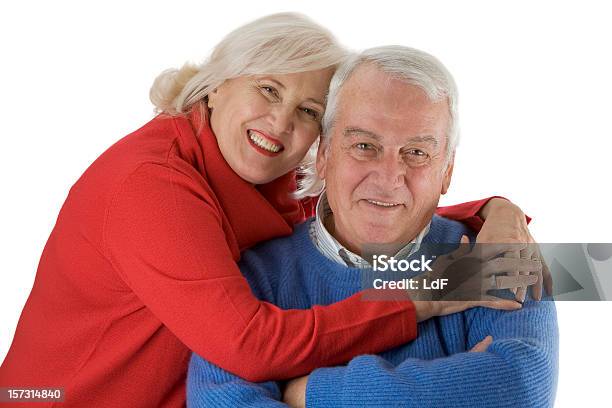 Abbracciare Coppia Senior Su Sfondo Bianco - Fotografie stock e altre immagini di 65-69 anni - 65-69 anni, Abbigliamento casual, Abbracciare una persona