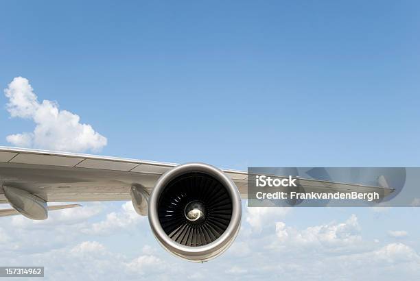 Boeing 747 Wing Con Motor Foto de stock y más banco de imágenes de Avión - Avión, Motor a reacción, Ala de avión
