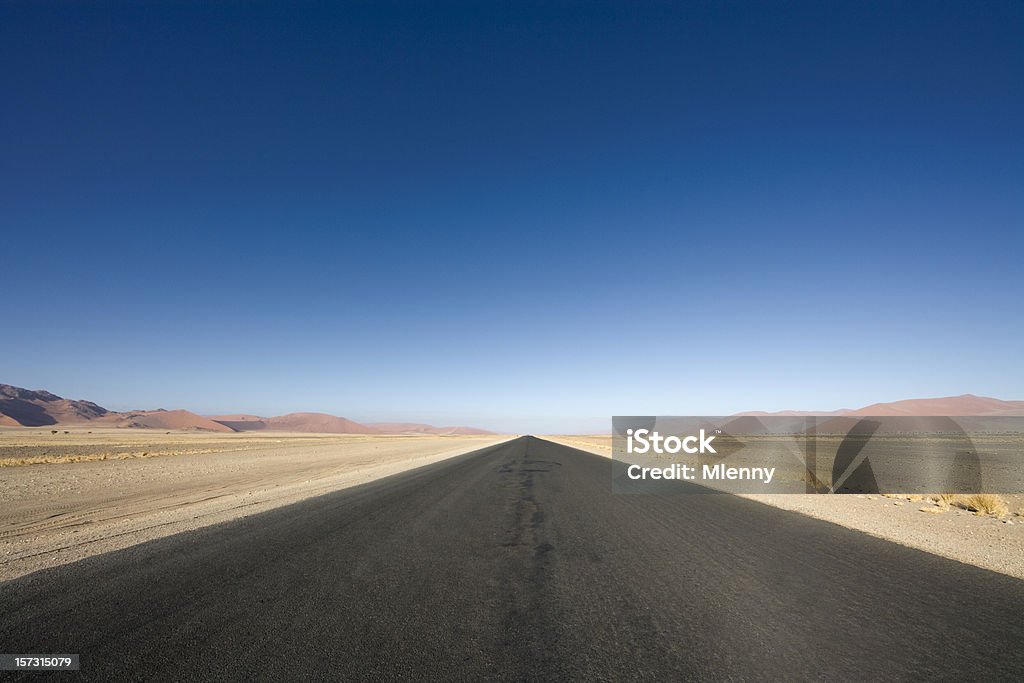 Długa droga w Pustynia - Zbiór zdjęć royalty-free (Droga przez pustynię)