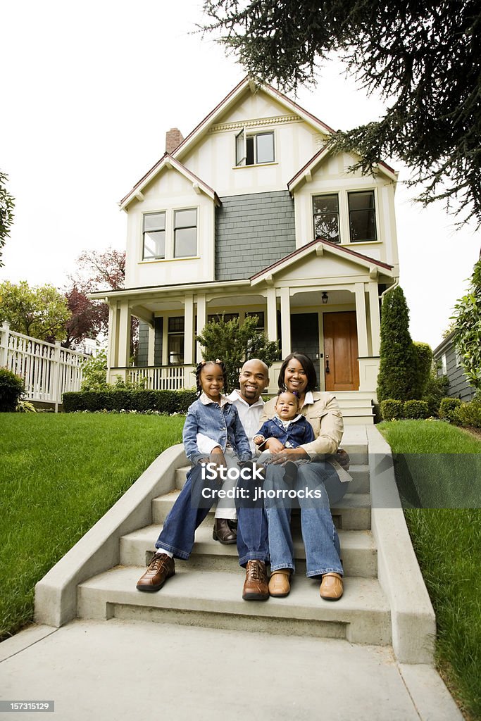 Jovem família de quatro pessoas em casa - Foto de stock de Proprietário de Casa royalty-free