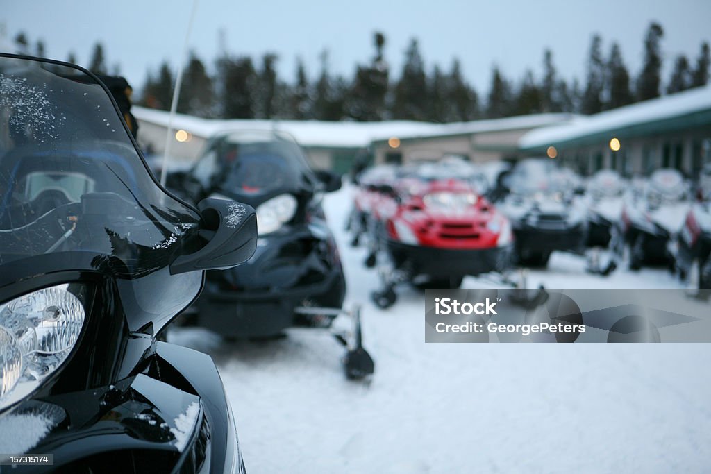 Motos de neve no início da manhã leve - Foto de stock de West Yellowstone royalty-free