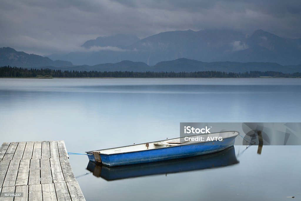 Bateau sur le lac de montagne - Photo de Allée couverte de planches libre de droits