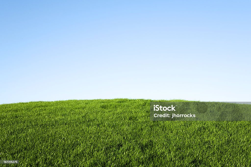 Green Gras und blauer Himmel - Lizenzfrei Anhöhe Stock-Foto