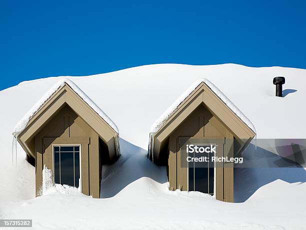 Neve Coberta Casa - Fotografias de stock e mais imagens de Telhado - Telhado, Neve, Casa