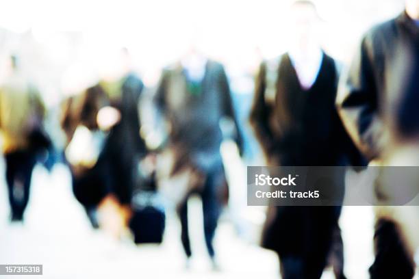 Abstract Defocussed De Los Trabajadores En Su Camino A La Oficina Foto de stock y más banco de imágenes de Abstracto