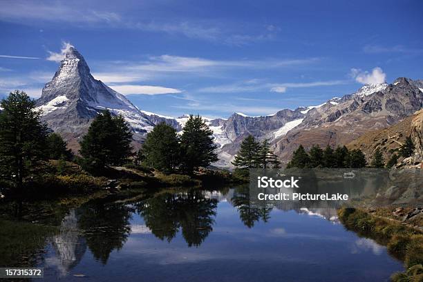 Matterhorn Que Reflejan En Grindjisee Lago Foto de stock y más banco de imágenes de Matterhorn - Matterhorn, Agua, Aire libre