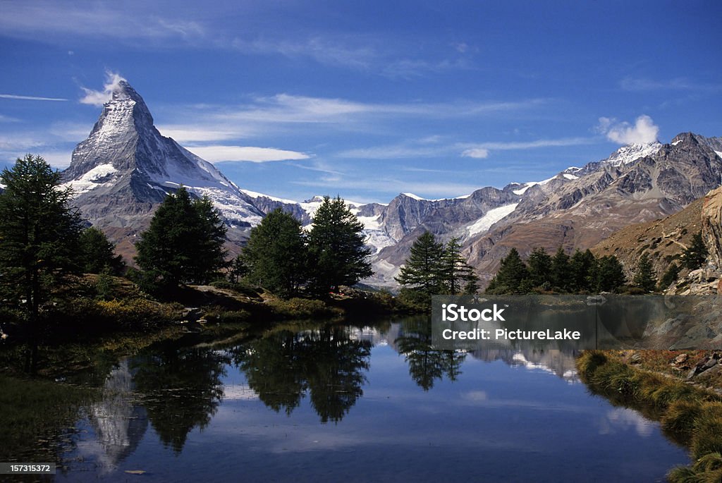 Matterhorn refletido no lago Lago Grindji - Foto de stock de Matterhorn royalty-free