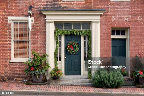 Foto de Decorações De Natal Front Porch Casa e mais fotos de stock de Natal - Natal, Guirlanda - Objeto Decorativo, Guirlanda