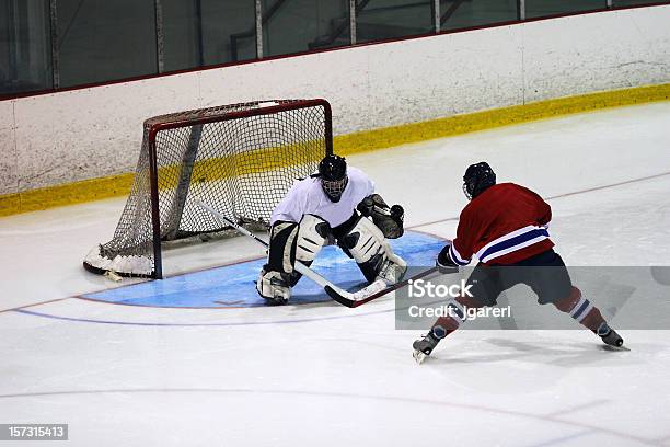 Hockey Goaltender Scatto - Fotografie stock e altre immagini di Hockey - Hockey, Portiere - Posizione sportiva, Aspirazione