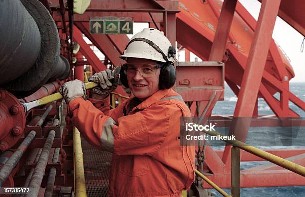 Человек Работает На Нефтяной Платформы — стоковые фотографии и другие картинки Морская платформа - Морская платформа, Море, Безопасность
