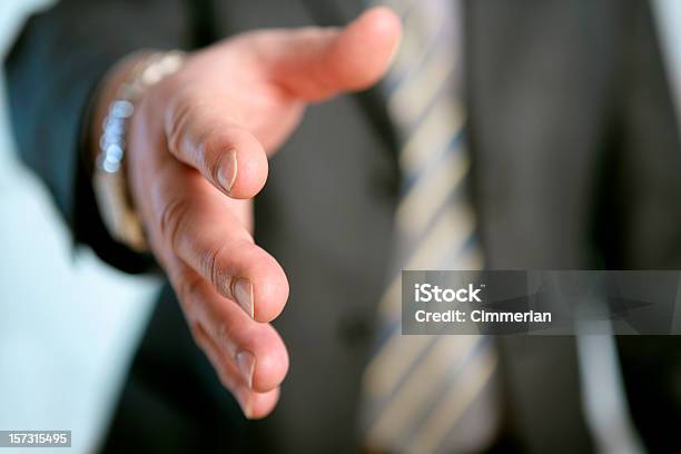 Estrechar Las Manos Foto de stock y más banco de imágenes de Acuerdo - Acuerdo, Adulto, Amistad