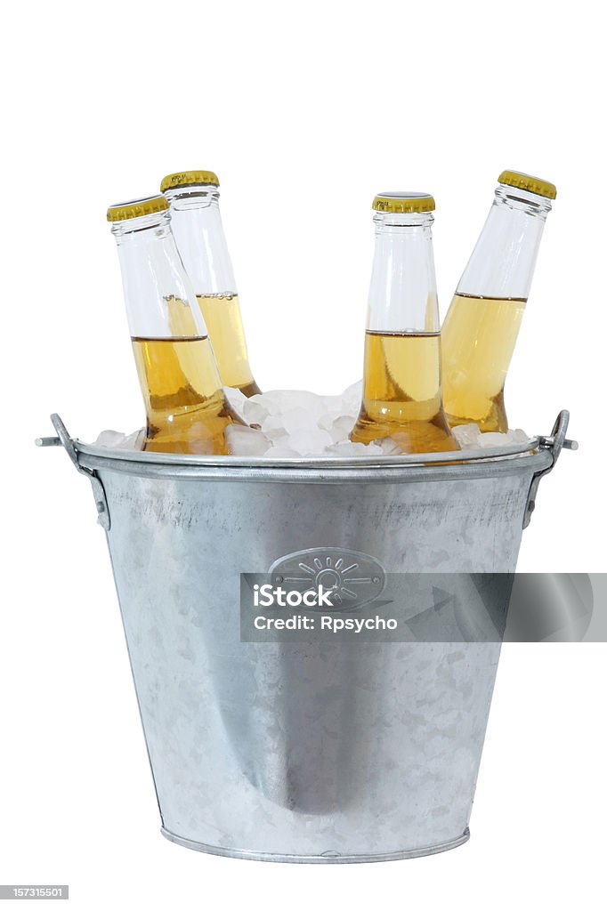 Botellas de cerveza en el hielo - Foto de stock de Cerveza libre de derechos