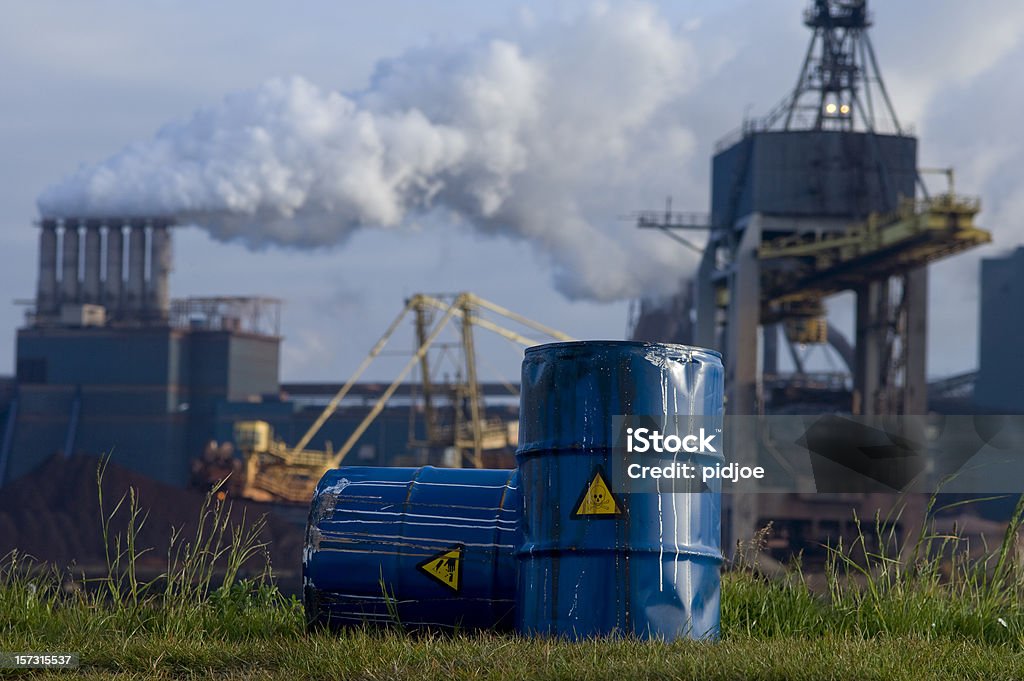 Residuos químicos tambores en frente de la industria pesada - Foto de stock de Barril libre de derechos