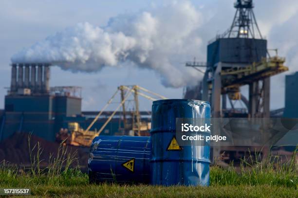 Residuos Químicos Tambores En Frente De La Industria Pesada Foto de stock y más banco de imágenes de Barril