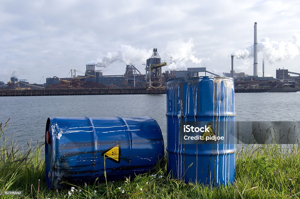 Residuos químicos tambores en frente de la industria pesada - Foto de stock de Bidón libre de derechos