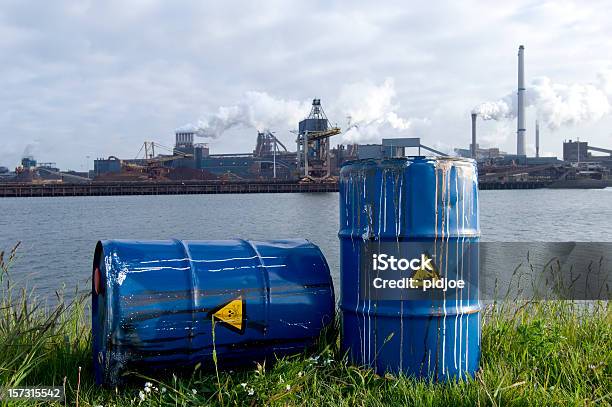 化学廃棄物の太鼓の前で産業 - ドラム容器のストックフォトや画像を多数ご用意 - ドラム容器, 水質汚染, 環境汚染